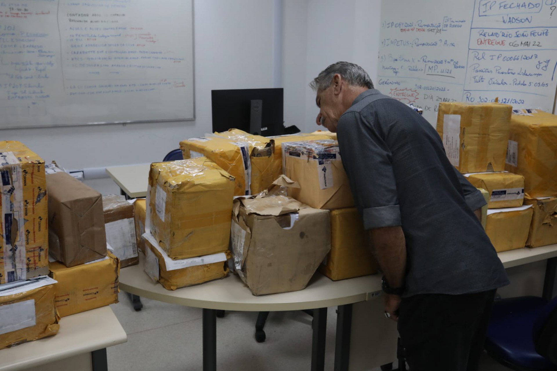 Apreensão de drogas feita pela Polícia Civil no aeroporto, por onde seriam enviadas pelos Correios - Pedro Ivo / Agência O Dia