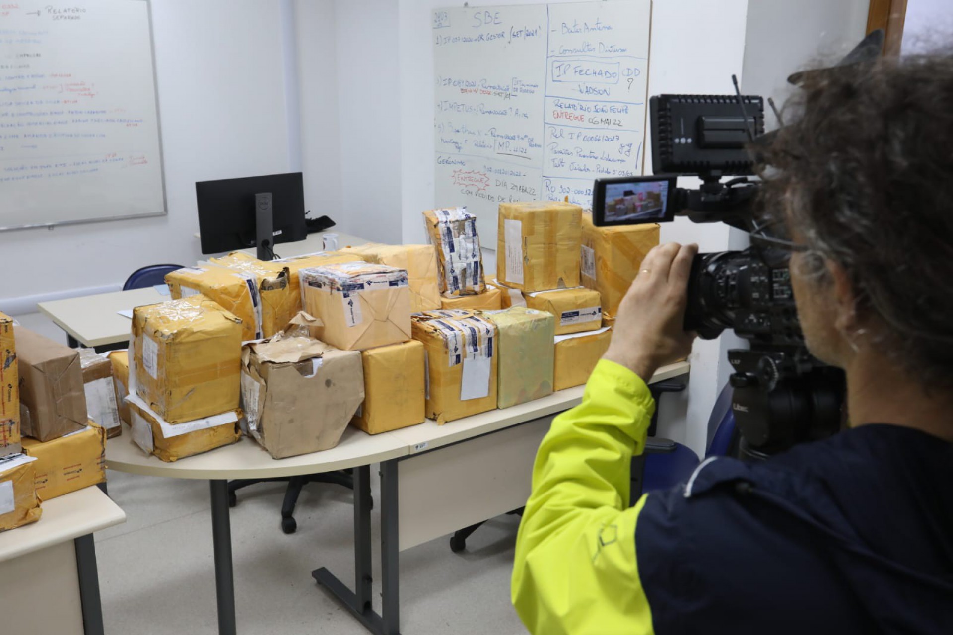 Apreensão de drogas feita pela Polícia Civil no aeroporto, por onde seriam enviadas pelos Correios - Pedro Ivo / Agência O Dia