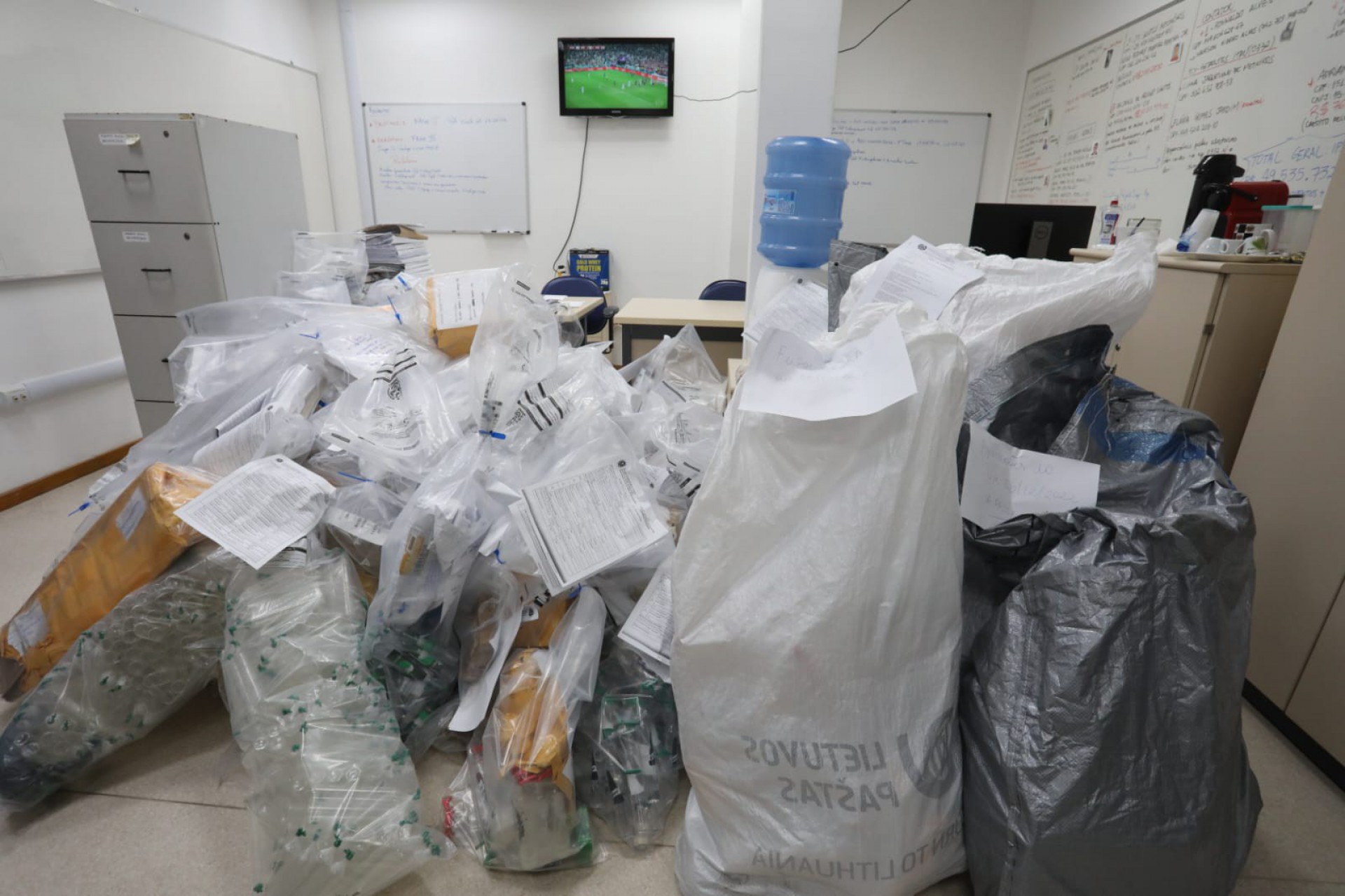 Apreensão de drogas feita pela Polícia Civil no aeroporto, por onde seriam enviadas pelos Correios - Pedro Ivo / Agência O Dia