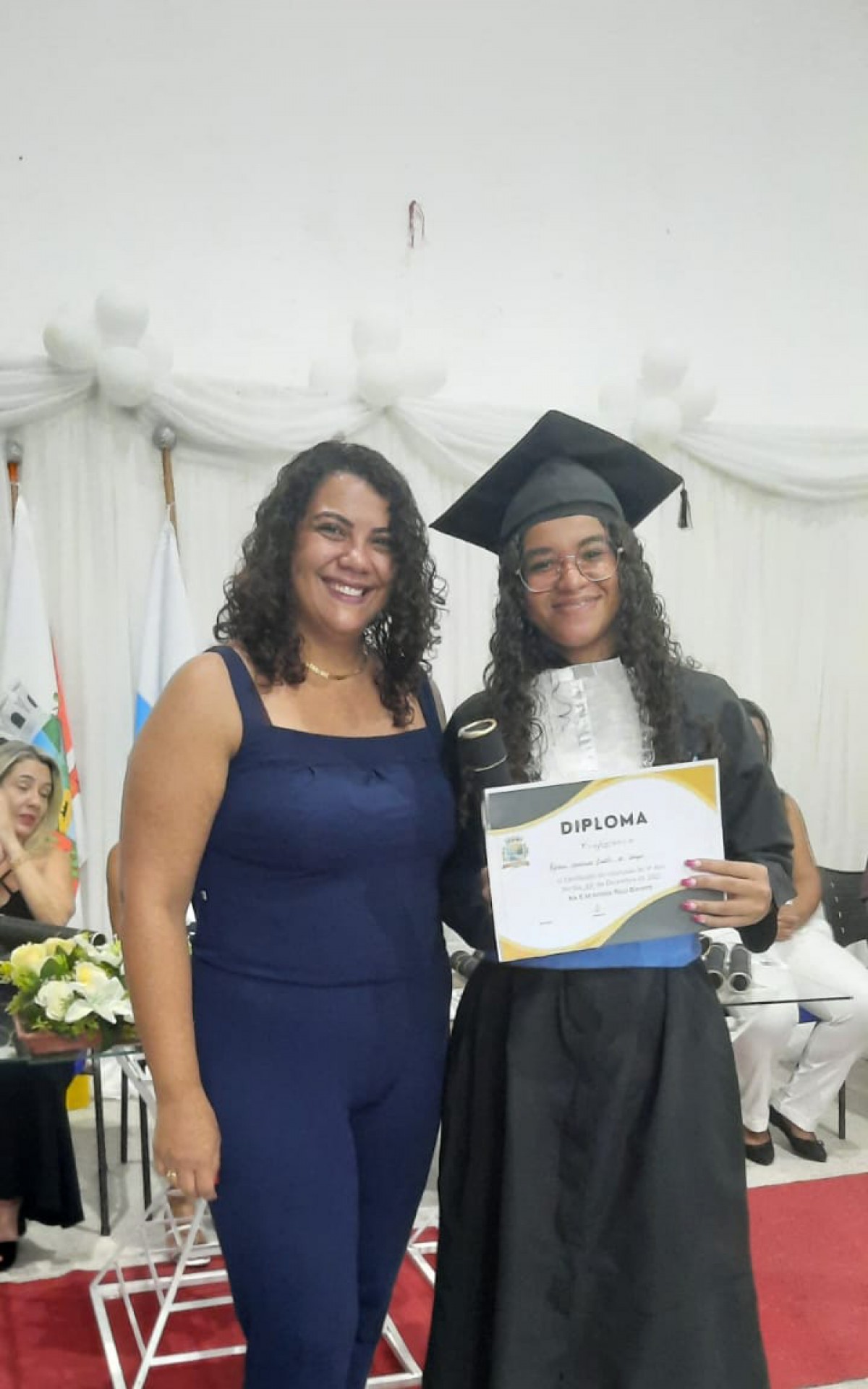 Aluna do 9&ordm; Ano recebe o diploma de conclus&atilde;o do Ensino Fundamental