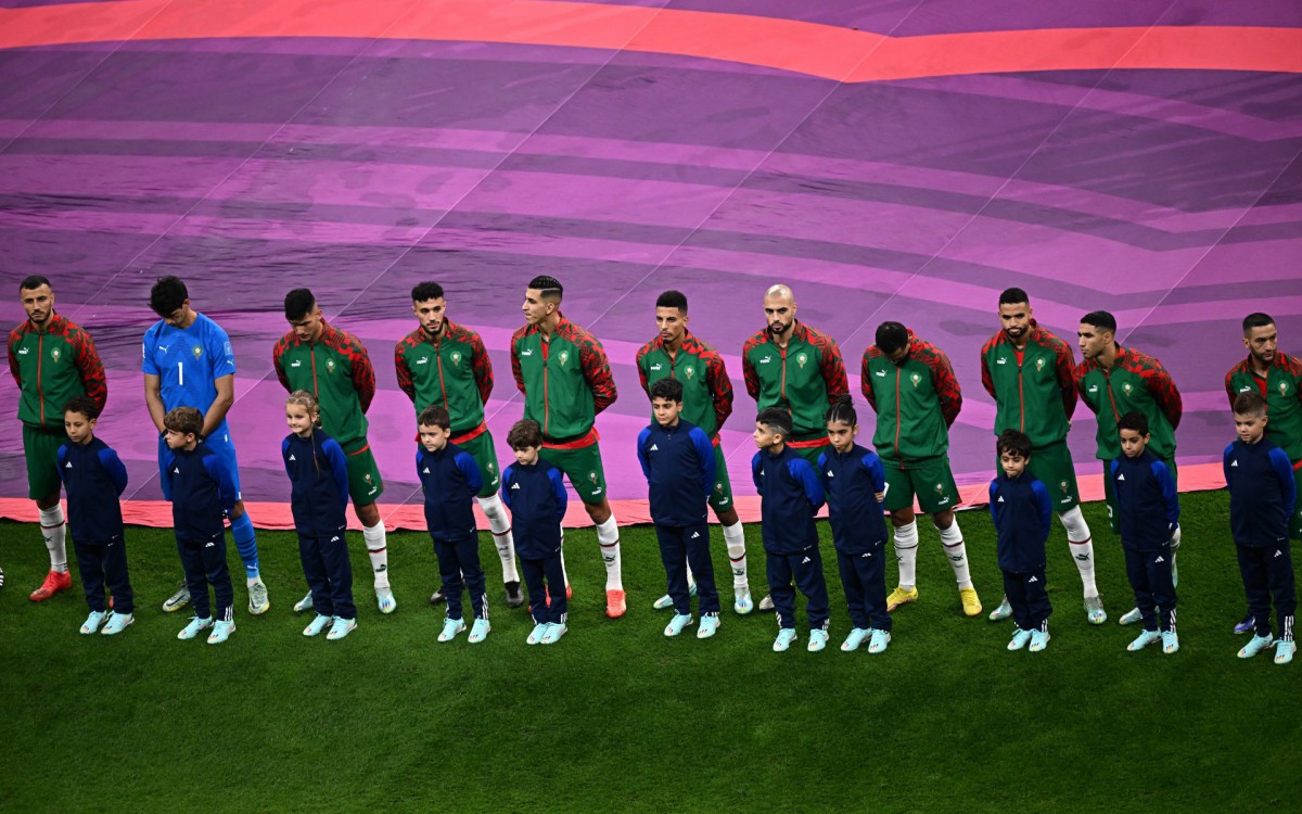 Jogadores marroquinos perfilados para ouvirem o hino nacional