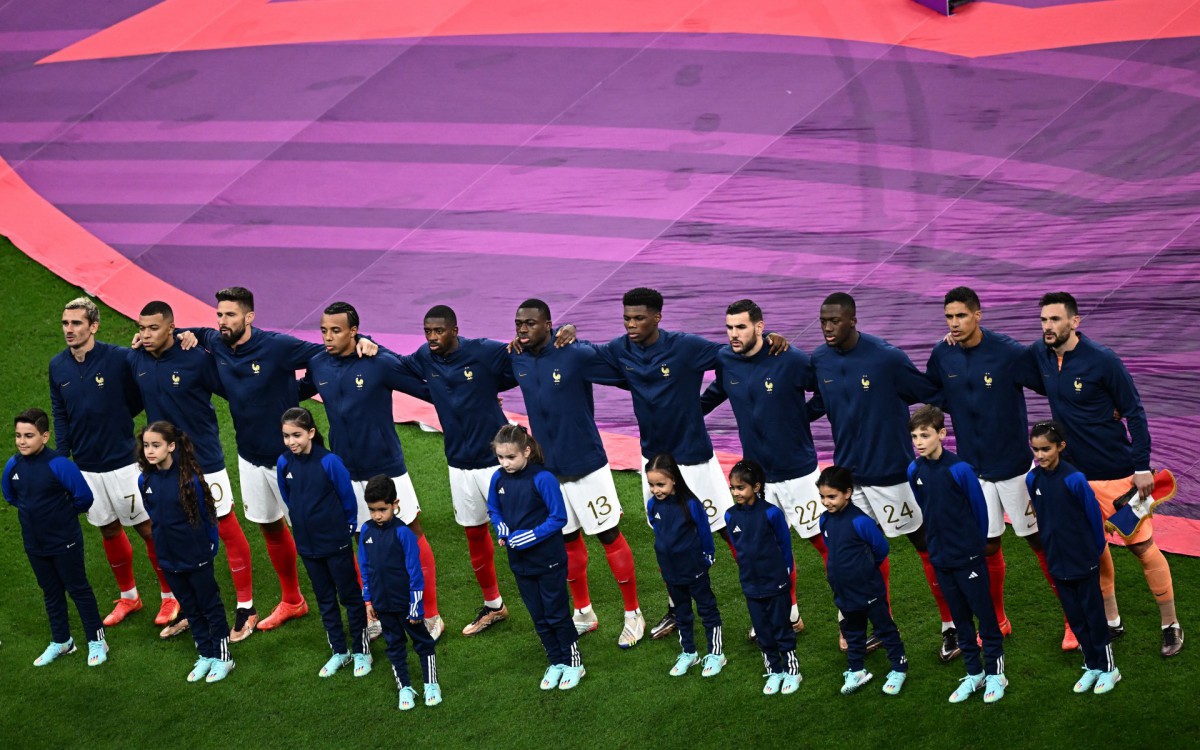 Jogadores da Fran&ccedil;a perfilados para ouvirem o hino nacional