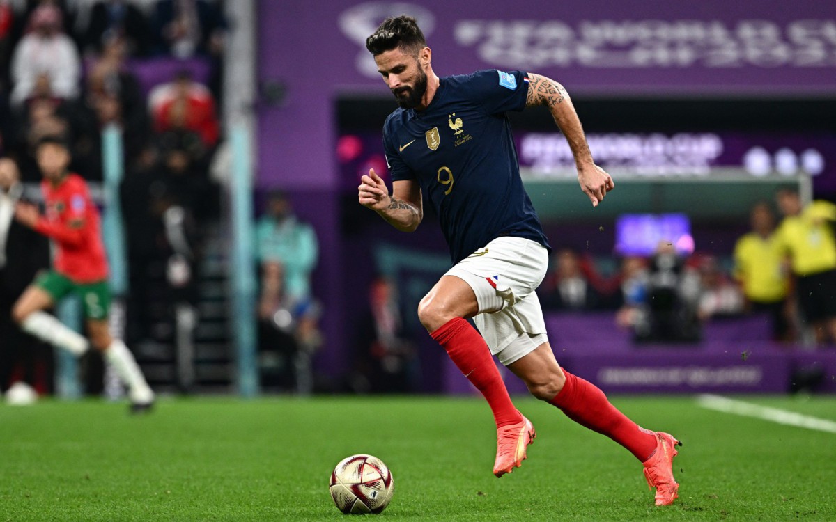 Giroud chegou a colocar uma bola na trave durante o primeiro tempo