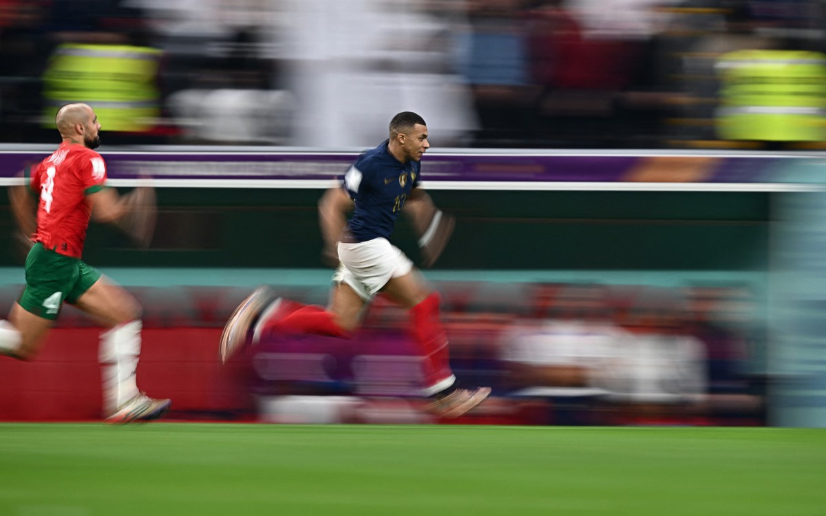 Corrida de Mbapp&eacute; durante o jogo entre Fran&ccedil;a e Marrocos