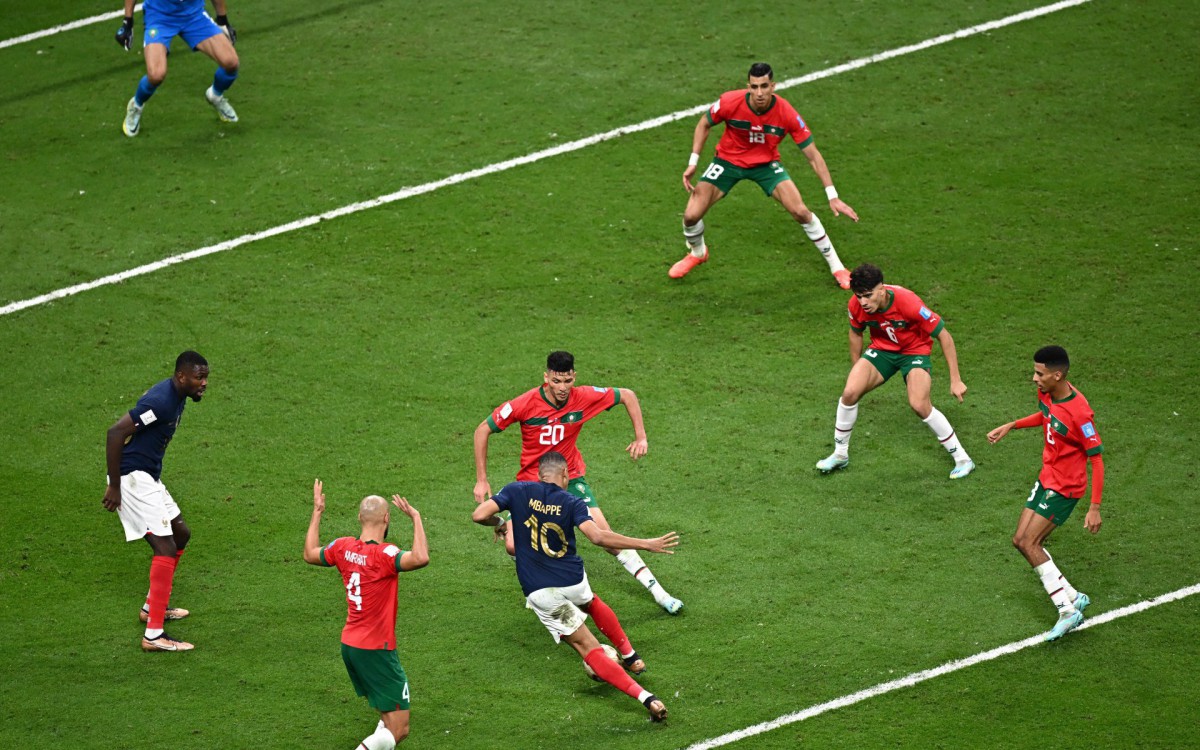 Na origem do segundo gol franc&ecirc;s, Mbapp&eacute; tabelou com Thuram e fez uma grande jogada individual