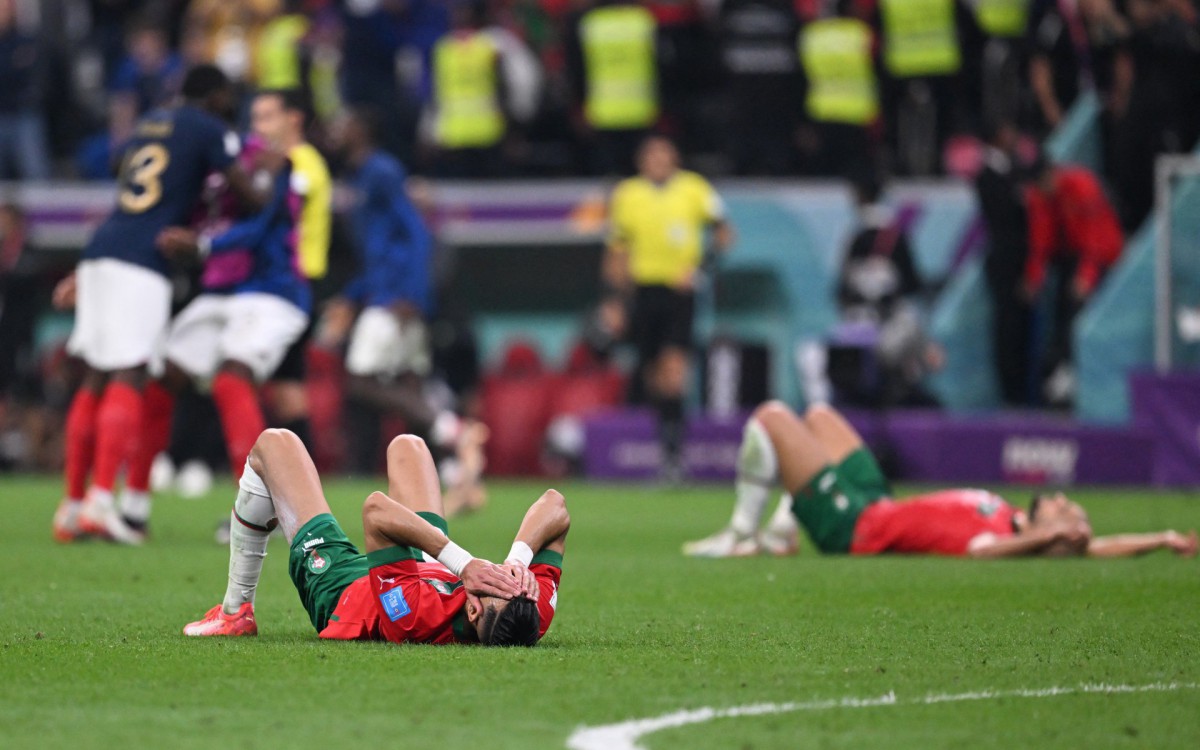 Lamenta&ccedil;&atilde;o dos jogadores marroquinos com a derrota na semifinal para a Fran&ccedil;a