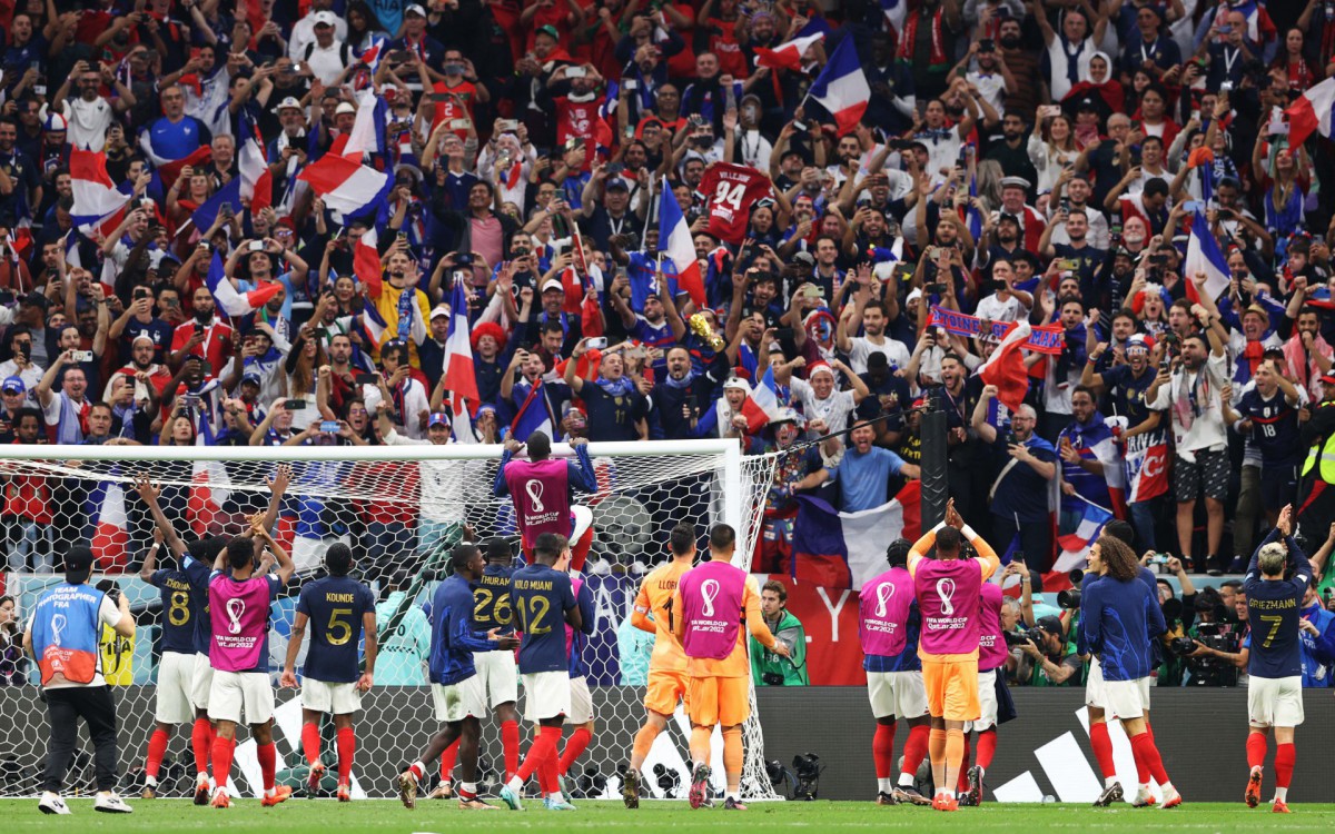 Festa dos jogadores franceses com a torcida no Al Bayt Stadium - FOTO: ADRIAN DENNIS / AFP