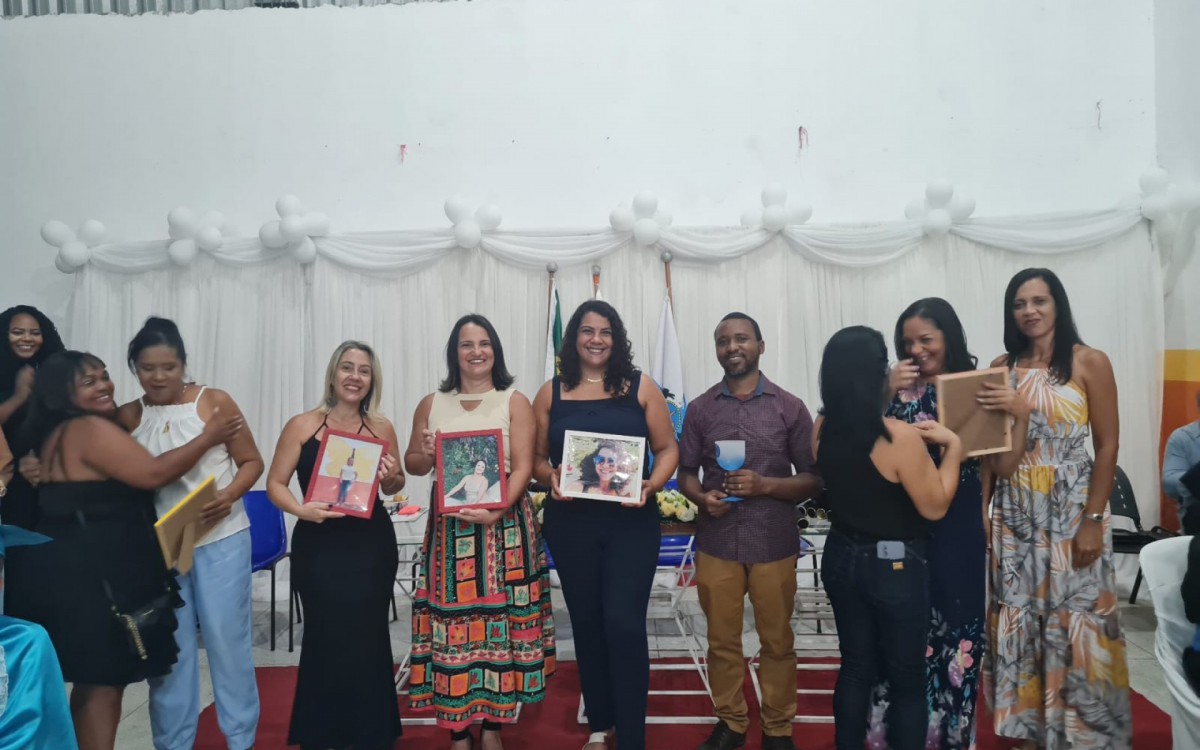 Professores e orientadores foram agraciados com quadros com suas respectivas fotos