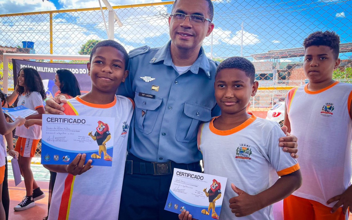 Sargento Lacerda, um dos instrutores do Proerd, com os formandos