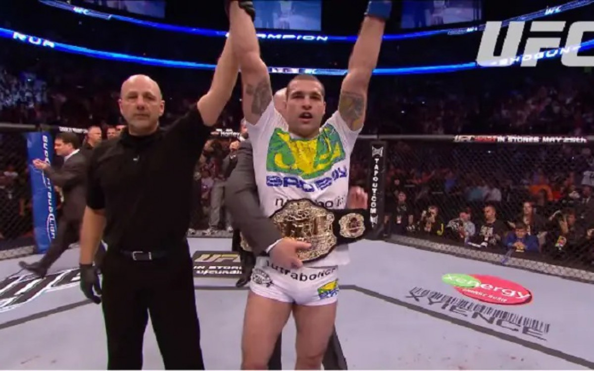 Shogun conquistou o cintur&atilde;o meio-pesado em 2010, sobre Lyoto Machida