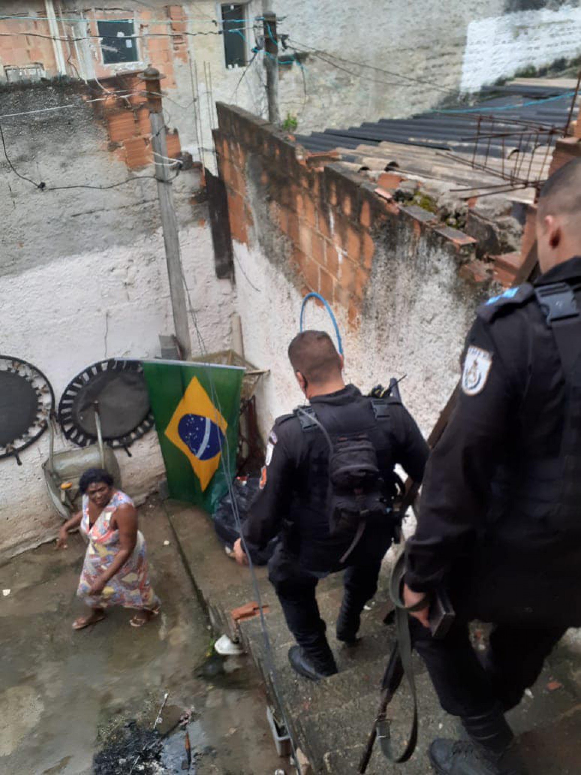 Policiais militares do 14º BPM (Bangu) tentam fazer incursão policial na comunidade da Vila Aliança, na Zona Oeste do Rio - Divulgação