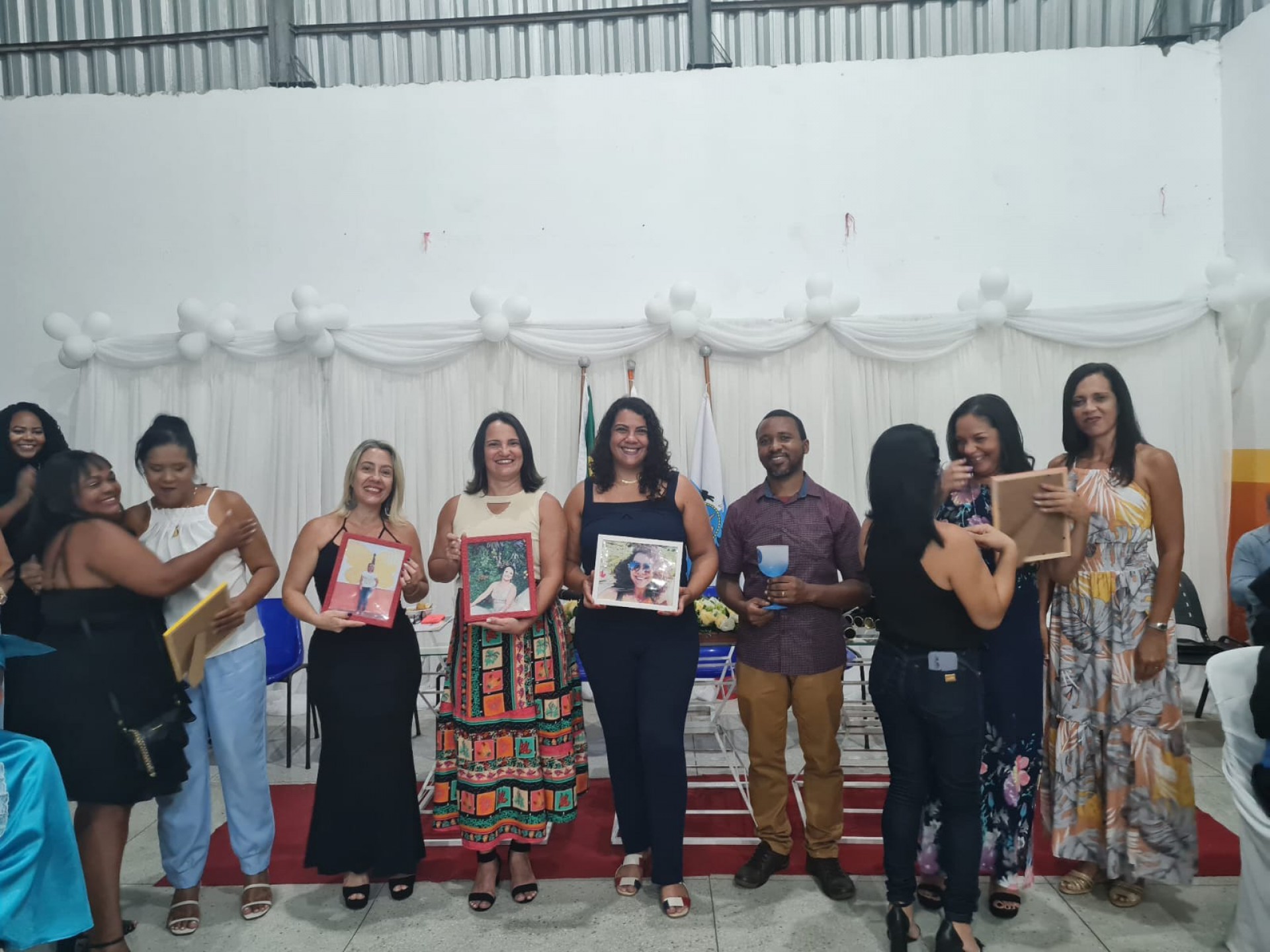 Professores e orientadores foram agraciados com quadros com suas respectivas fotos - Divulga&ccedil;&atilde;o