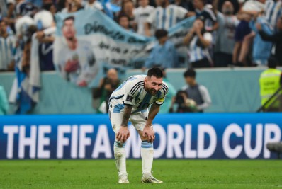 Com incômodo na coxa esquerda, Messi será reavaliado nesta quinta para jogar a final da Copa 