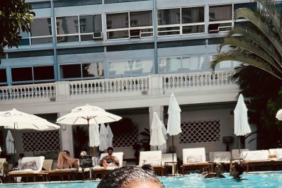 Taís Araújo aproveita dia ensolarado no Rio de Janeiro