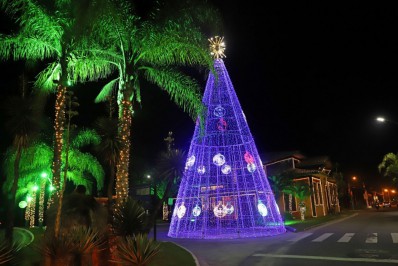 Árvores de Natal iluminam Búzios para a chegada das festas de fim de ano