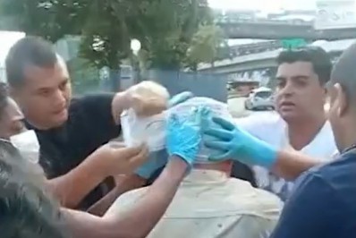 Homem cai após porta de ônibus se abrir na subida de viaduto