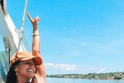 De biquíni, Carol Peixinho exibe o corpo escultural em passeio de barco