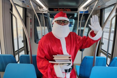 Papai Noel vai presentear crianças com livros no VLT