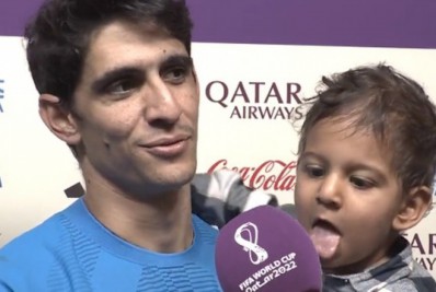 Vídeo: filho de goleiro do Marrocos lambe microfone durante entrevista pensando ser sorvete