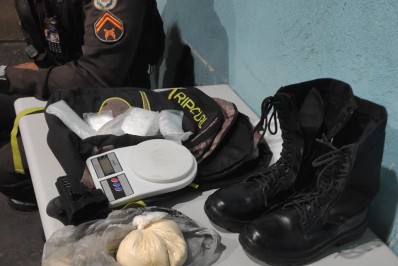 PM apreende meio quilo de cocaína em carro abandonado na Vila Brasília