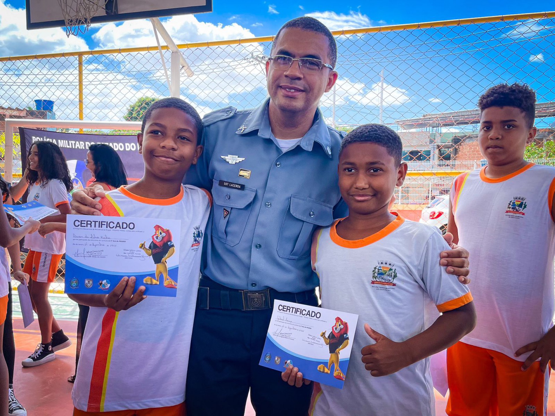 Sargento Lacerda, um dos instrutores do Proerd, com os formandos - Matheus Breda / PMBR