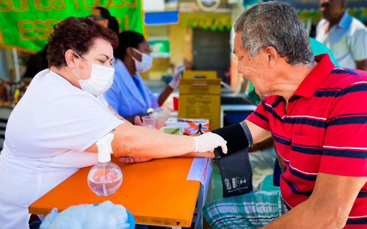 Durante o evento, as pessoas puderam tamb&eacute;m verificar a press&atilde;o arterial