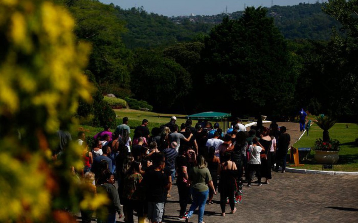 Sepultamento dos irm&atilde;os ocorreu na manh&atilde; desta quinta-feira em Porto Alegre