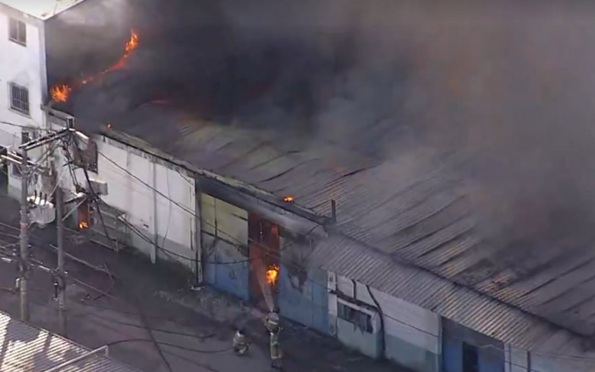 Devido ao tamanho das chamas, os quarteis de Campos Elíseos, Belford Roxo, Irajá e Nova Iguaçu trabalham em conjunto para apagar o incêndio