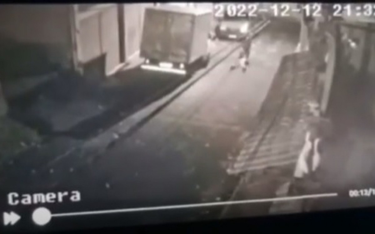 A vítima foi arrastada pela rua após ser ameaçada durante uma tentativa de assalto