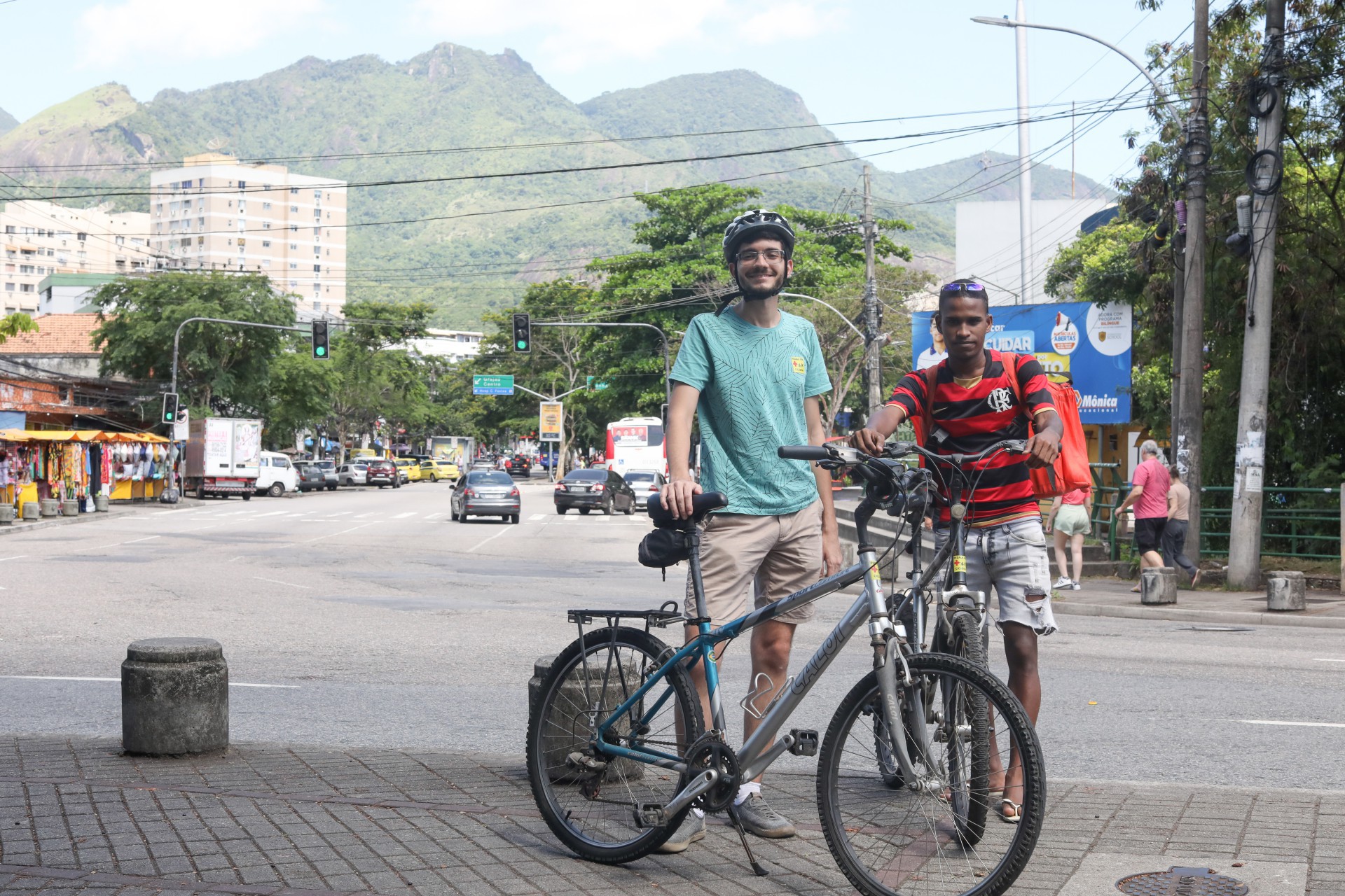 PAUTA ESPECIAL - Ciclismo, saúde e conscientização. O grupo Pedala JPA estão sempre nas redes sociais incentivando o debate e a importância do uso da bicicleta.
Estão sempre engajados em campanhas para aumentar as ciclovias e ciclofaixas do bairro. Na foto, Sidney e Laion Oliveira (entregador de aplicativo).  - Pedro Ivo/ Agência O Dia