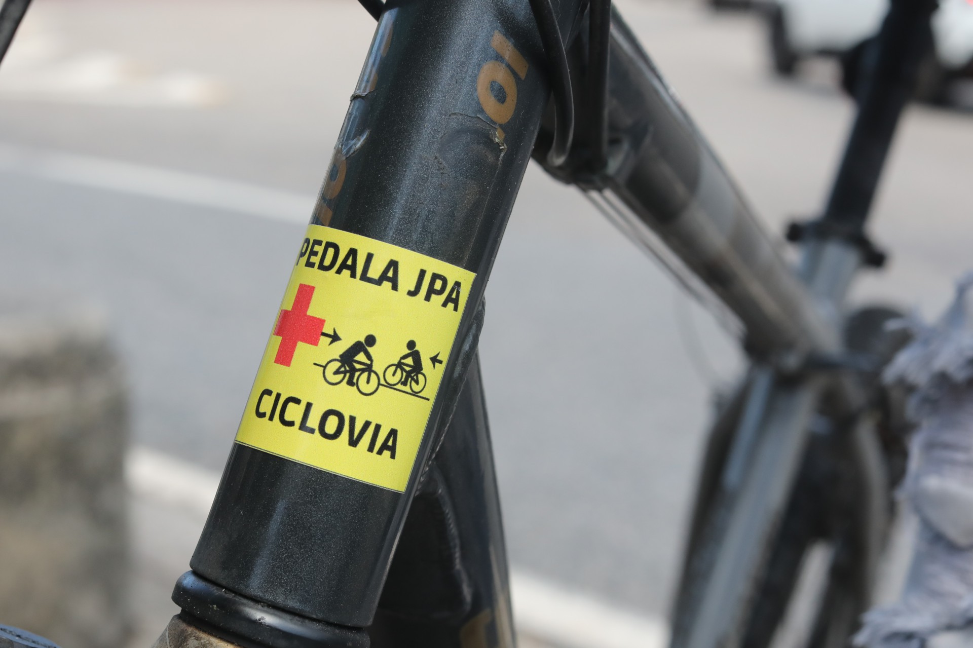 PAUTA ESPECIAL - Ciclismo, saúde e conscientização. O grupo Pedala JPA estão sempre nas redes sociais incentivando o debate e a importância do uso da bicicleta.
Estão sempre engajados em campanhas para aumentar as ciclovias e ciclofaixas do bairro. Na foto, Sidney. - Pedro Ivo/ Agência O Dia