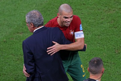 Pepe escreve mensagem para o técnico Fernando Santos: 'Obrigado por servir de forma exímia o futebol português e Portugal'