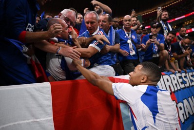 Torcedor atingido por bolada de Mbappé diz que estava 'nocauteado' e não lembra de desculpas