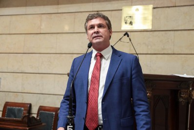 Em sua despedida da vereança, Lindbergh afaga colegas — e alfineta Paes