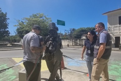 Prefeitura recoloca microfone da estátua de Chacrinha no Jardim Botânico