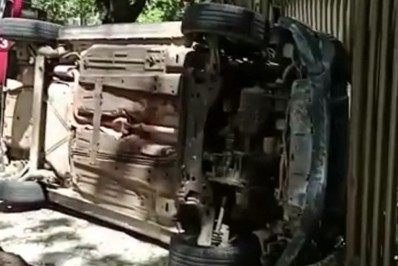Carro capota após batida em Ipanema