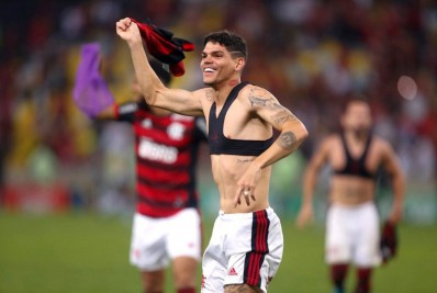 Ayrton Lucas assina contrato válido até dezembro de 2027 e se torna jogador do Flamengo em definitivo