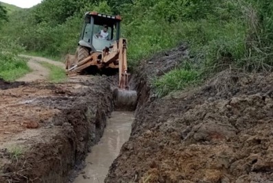 Equipes da Agricultura desobstruem estradas vicinais, reformam pontes e preparam solo para plantios