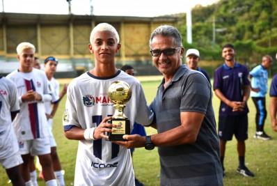 Time sub-15 do Maricá Esporte Competições vence Copa Light de Futebol