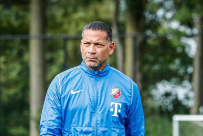 Técnico de time holandês pede demissão após agredir jogador do próprio elenco