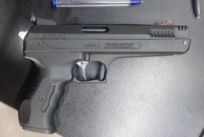 Homem é detido com réplica de arma de fogo em Cabo Frio