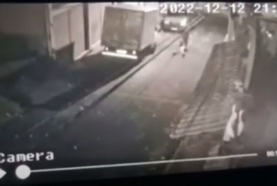 Vídeo: mulher é arrastada pela rua após assalto em Petrópolis