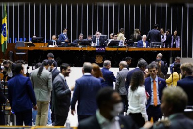 Piso salarial de enfermagem é aprovado em comissão especial da Câmara