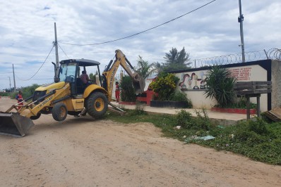 Prefeitura demole construções irregulares no Canal da Costa, em Itaipuaçu