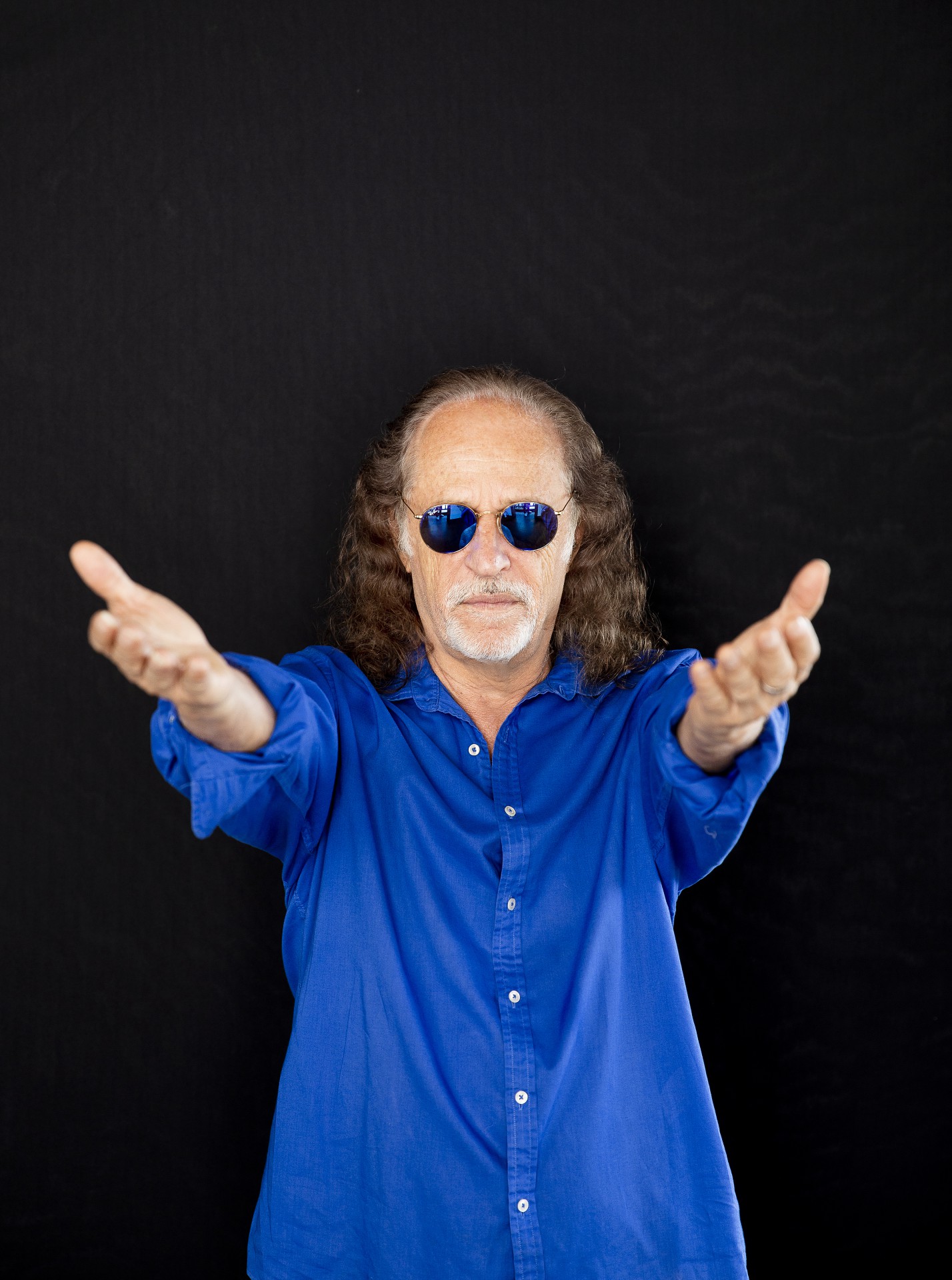 ALCEU VALENÇA canta ao lado de Tovinho (teclados), André Julião (sanfona), Zi Ferreira (guitarra), Nando Barreto (baixo), Cassio Cunha (bateria).