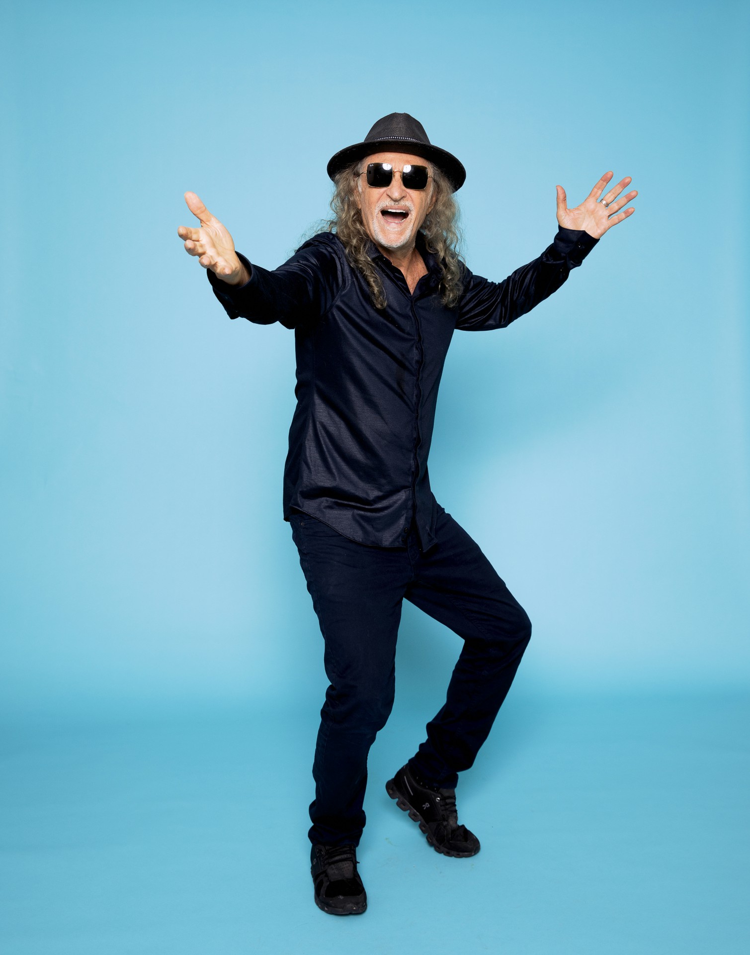 ALCEU VALENÇA canta ao lado de Tovinho (teclados), André Julião (sanfona), Zi Ferreira (guitarra), Nando Barreto (baixo), Cassio Cunha (bateria).