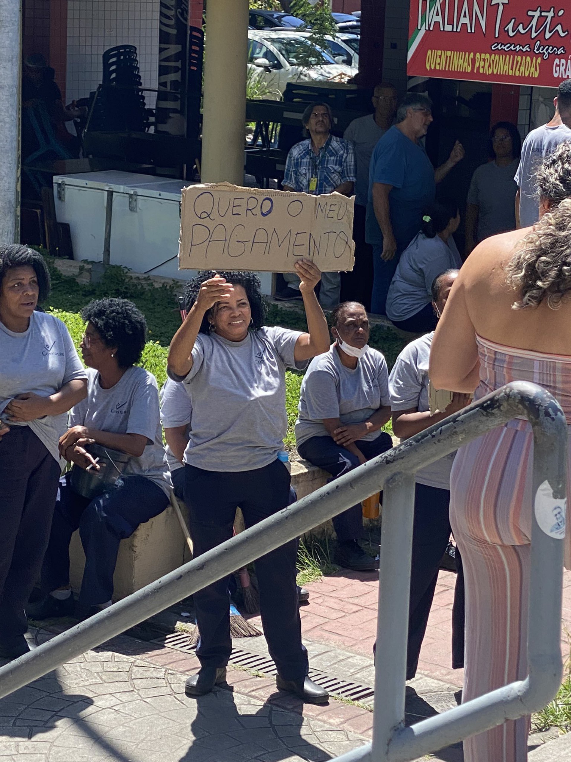 Terceirizados da UFRJ fazem ato contra atraso nos salários devido ao corte de verbas - Divulgação