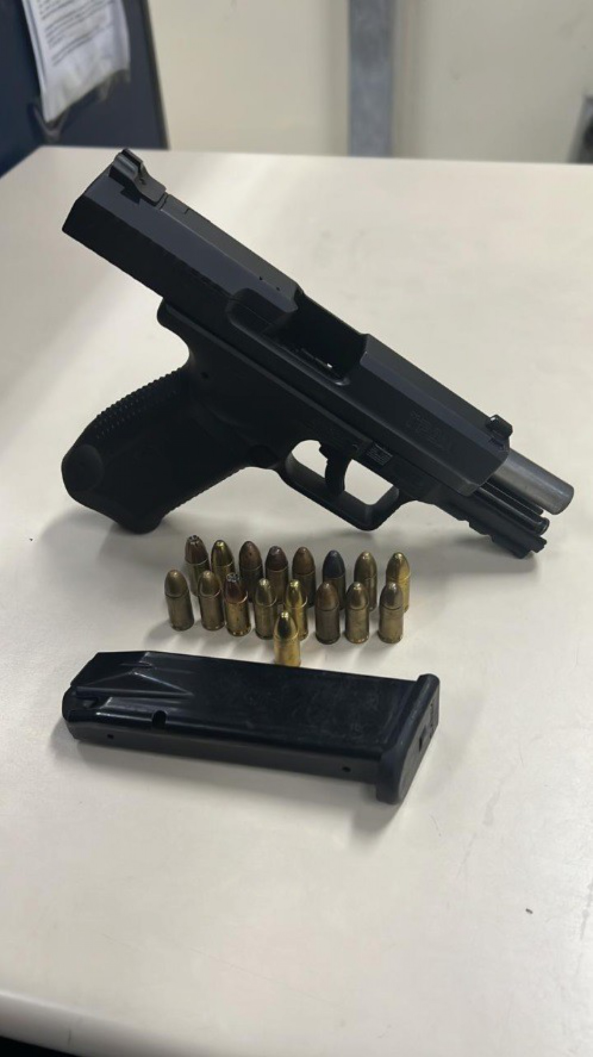 Uma pistola calibre 9mm foi apreendida com o suspeito