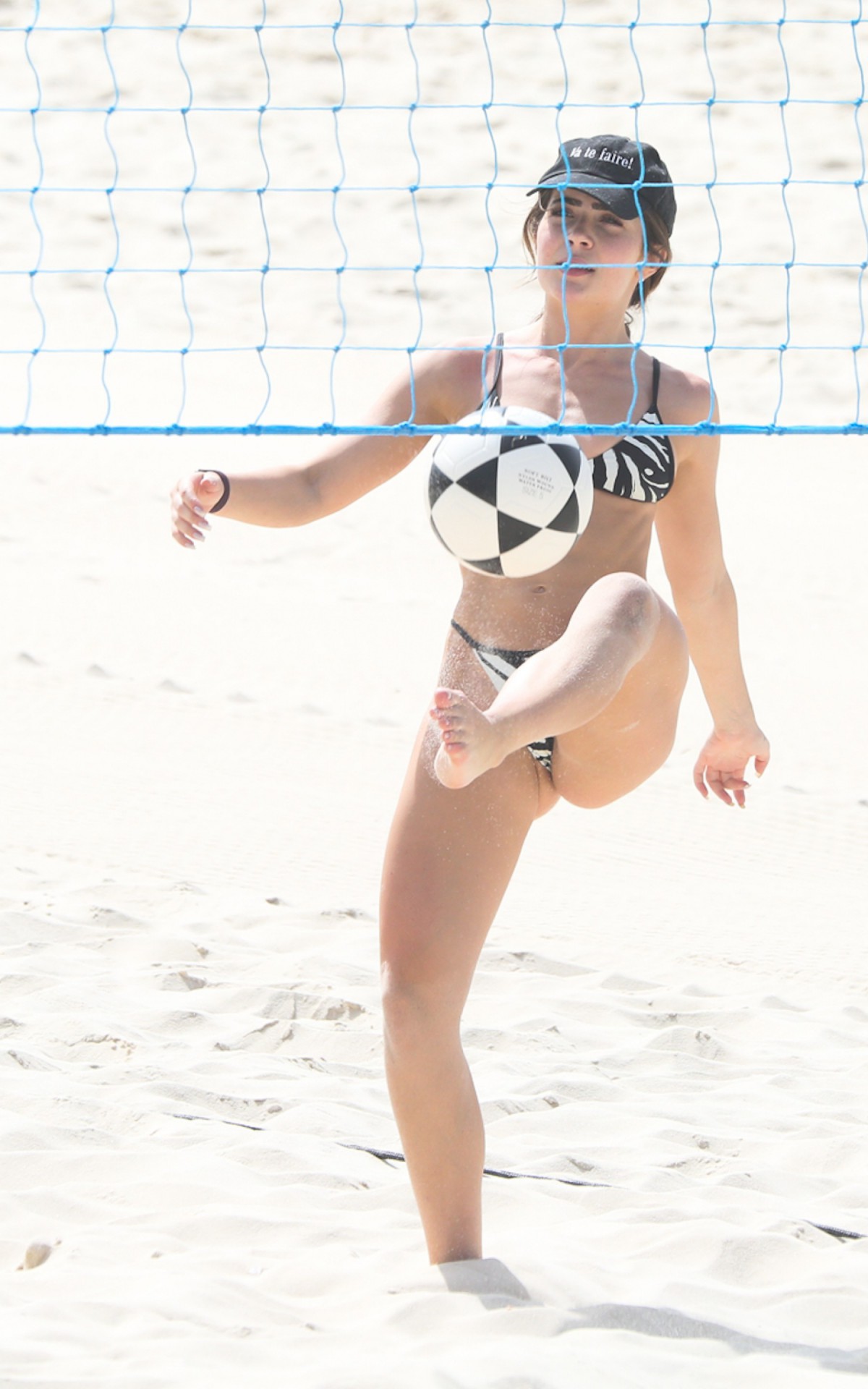 Durante a atividade, a influenciadora mostrou muita habilidade com a bola 