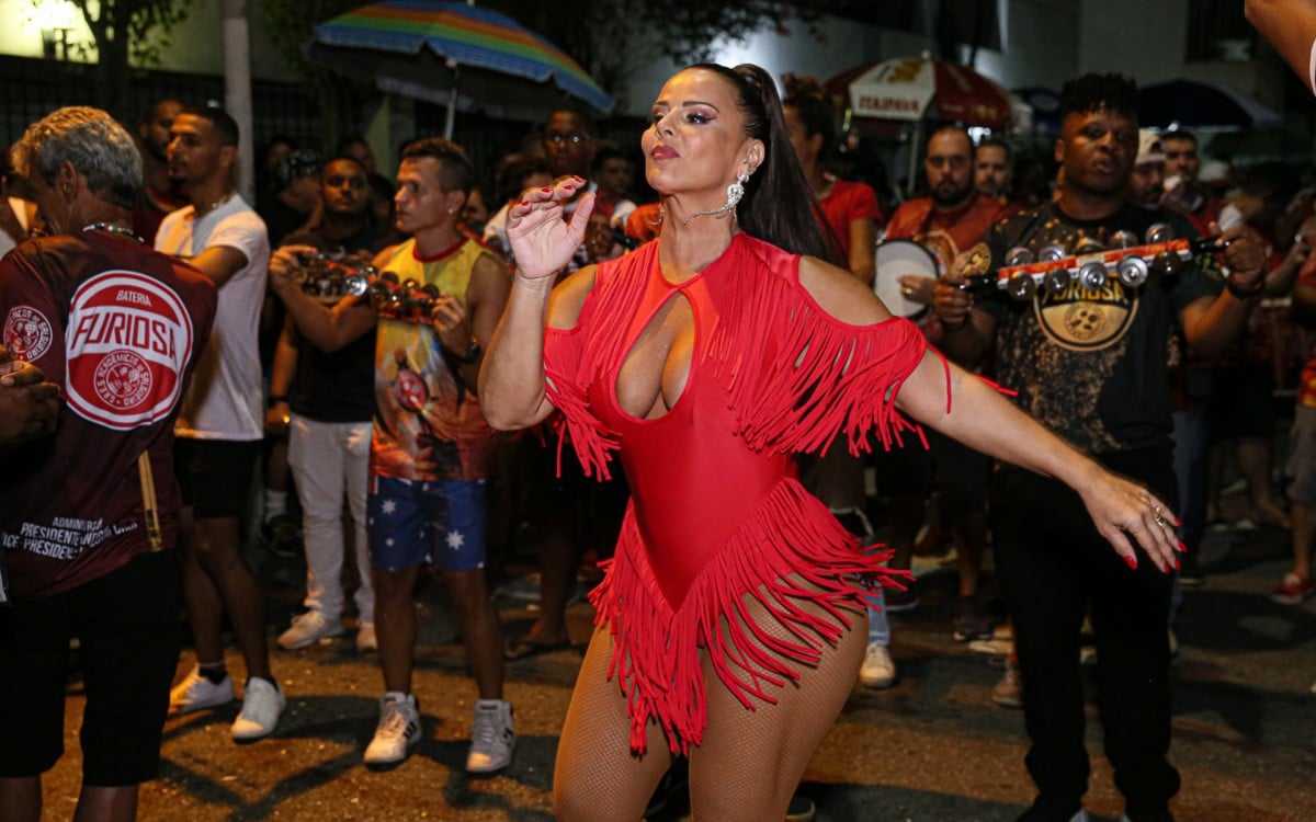Viviane Ara Jo D Show De Samba No P No Ensaio De Rua Do Salgueiro O Dia Na Folia O Dia